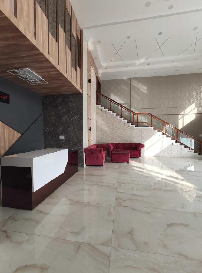 Oyo 92169 Apple Leaf Banquet & Hotel Aligarh Luaran gambar
